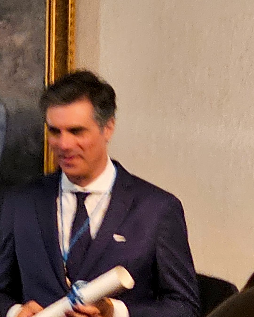 Willy Pérez con el diploma de académico tras el acto de ingreso