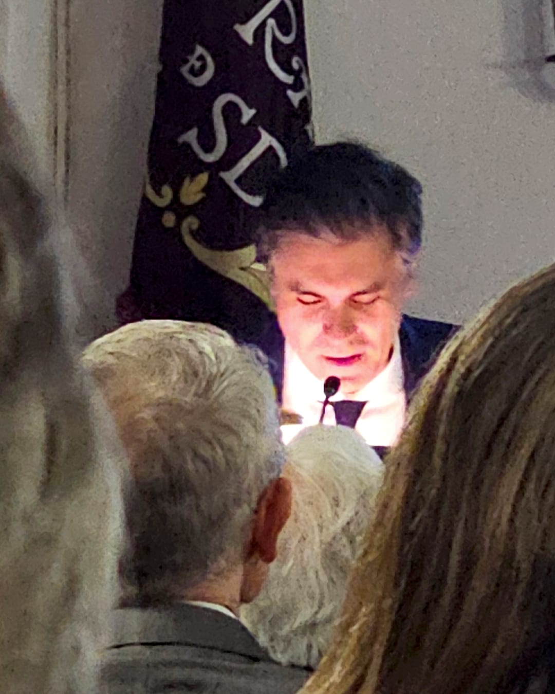 Willy Pérez durante su discurso de ingreso, ante el atril de la Real Academia de San Dionisio
